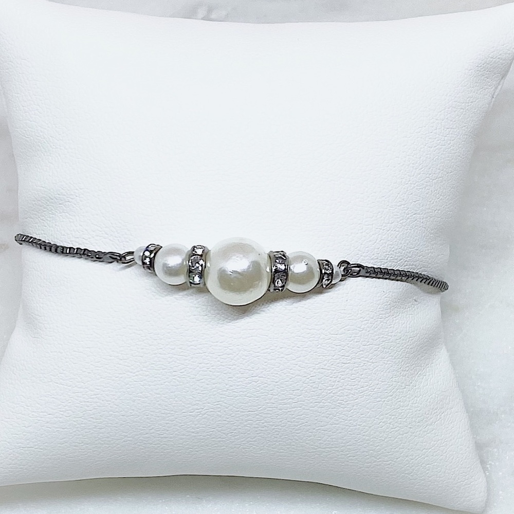 Stephanie Pearl Bracelet